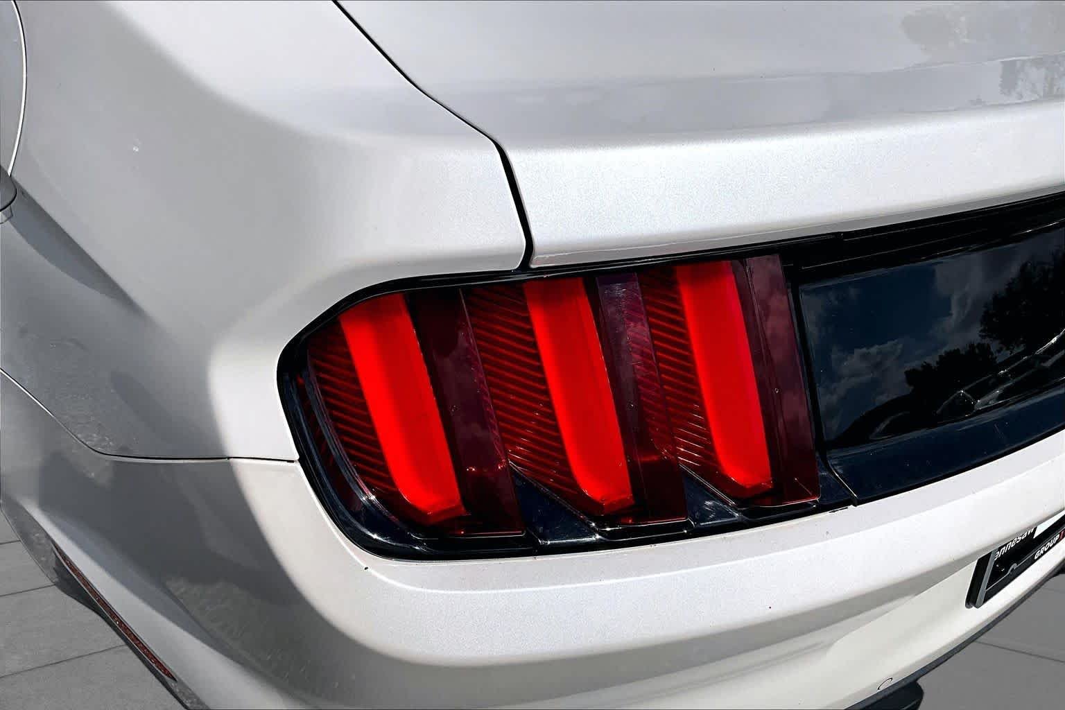 Used 2017 White Platinum Metallic Tri-Coat Ford GT Premium image 25