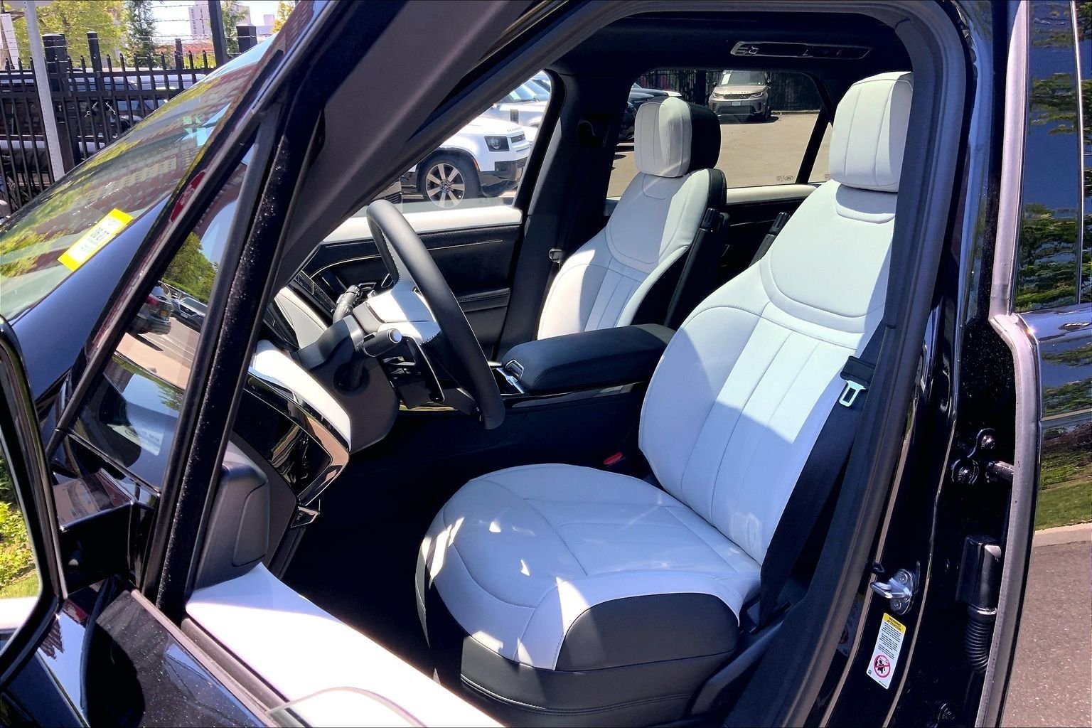 New 2026 Santorini Black LAND ROVER Dynamic SE image 9