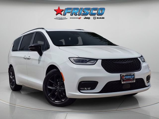 2026 Chrysler Pacifica Select's photo