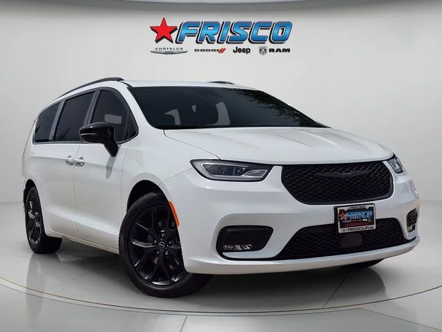 2026 Chrysler Pacifica Select's photo