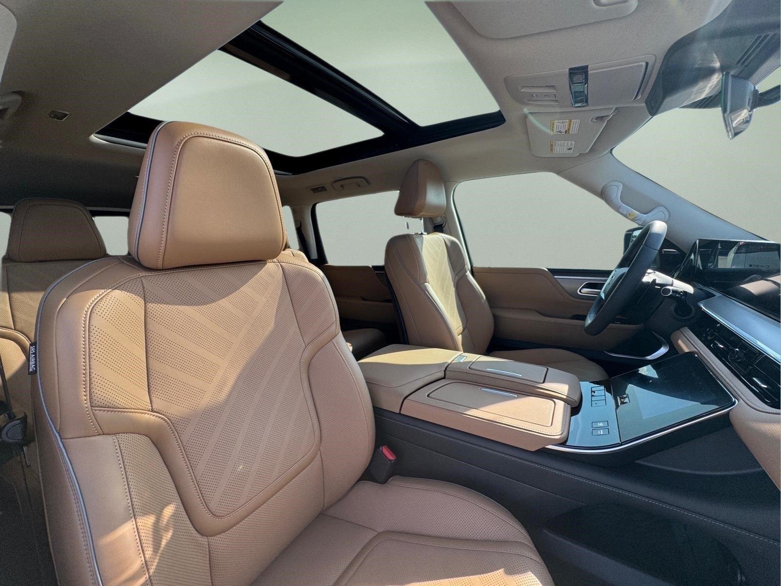 New 2027 RADIANT WHITE INFINITI Luxe 2WD image 12