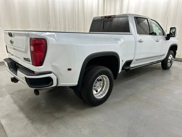 Used 2026  Chevrolet High Country image 4