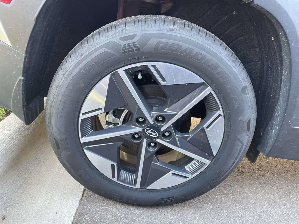 Used 2025 Shimmering Silver Hyundai SEL Convenience image 5