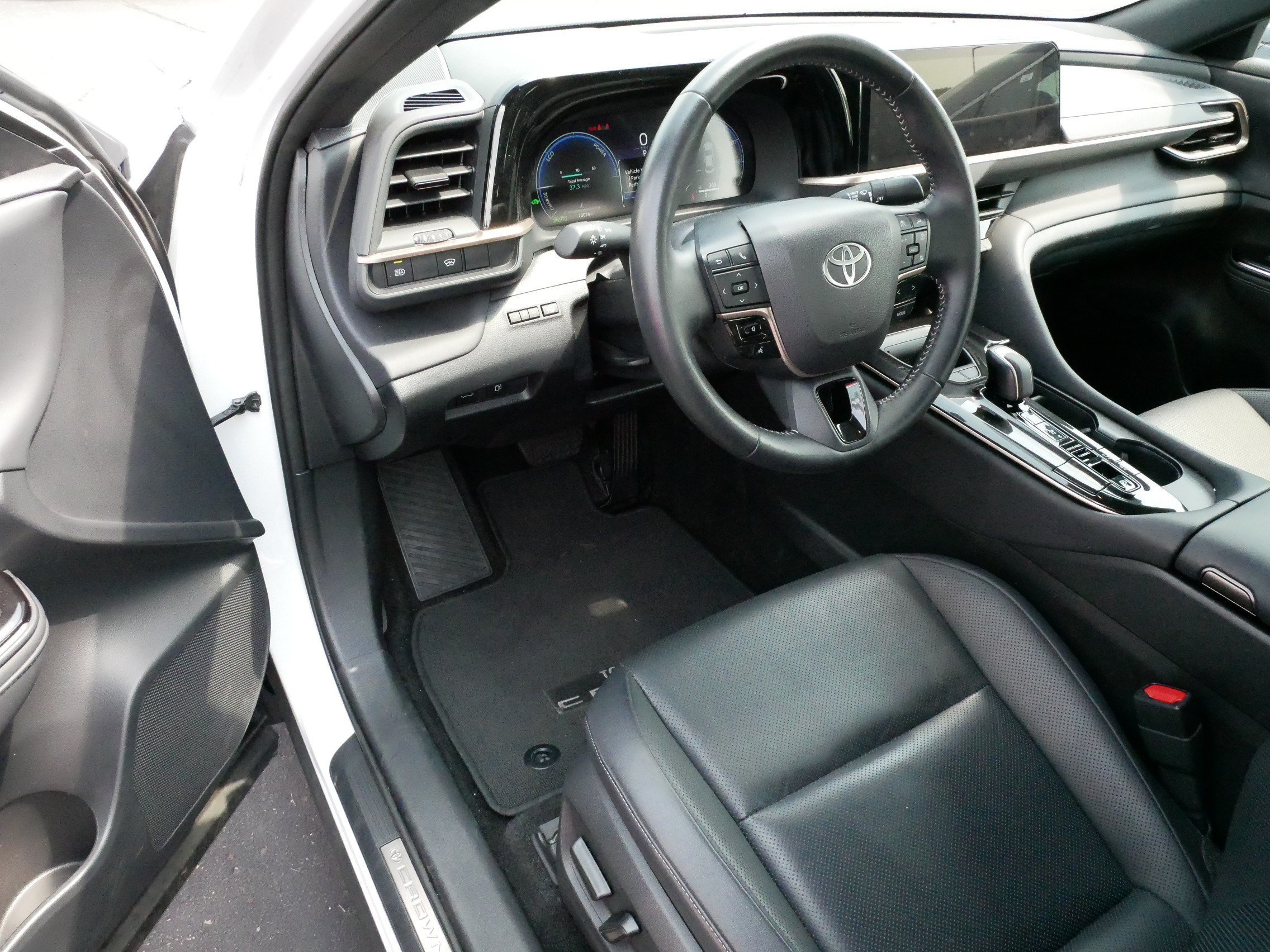 Used 2026 Oxygen White Toyota XLE image 6