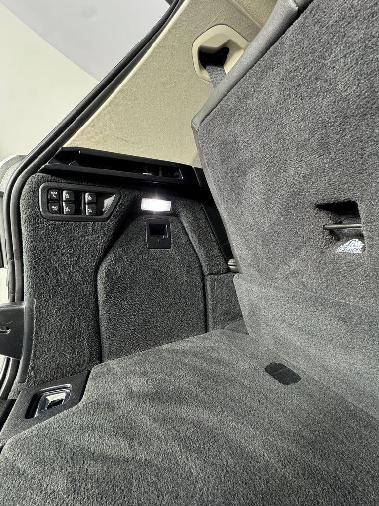Used 2023 White Metallic BMW xDrive40i image 9