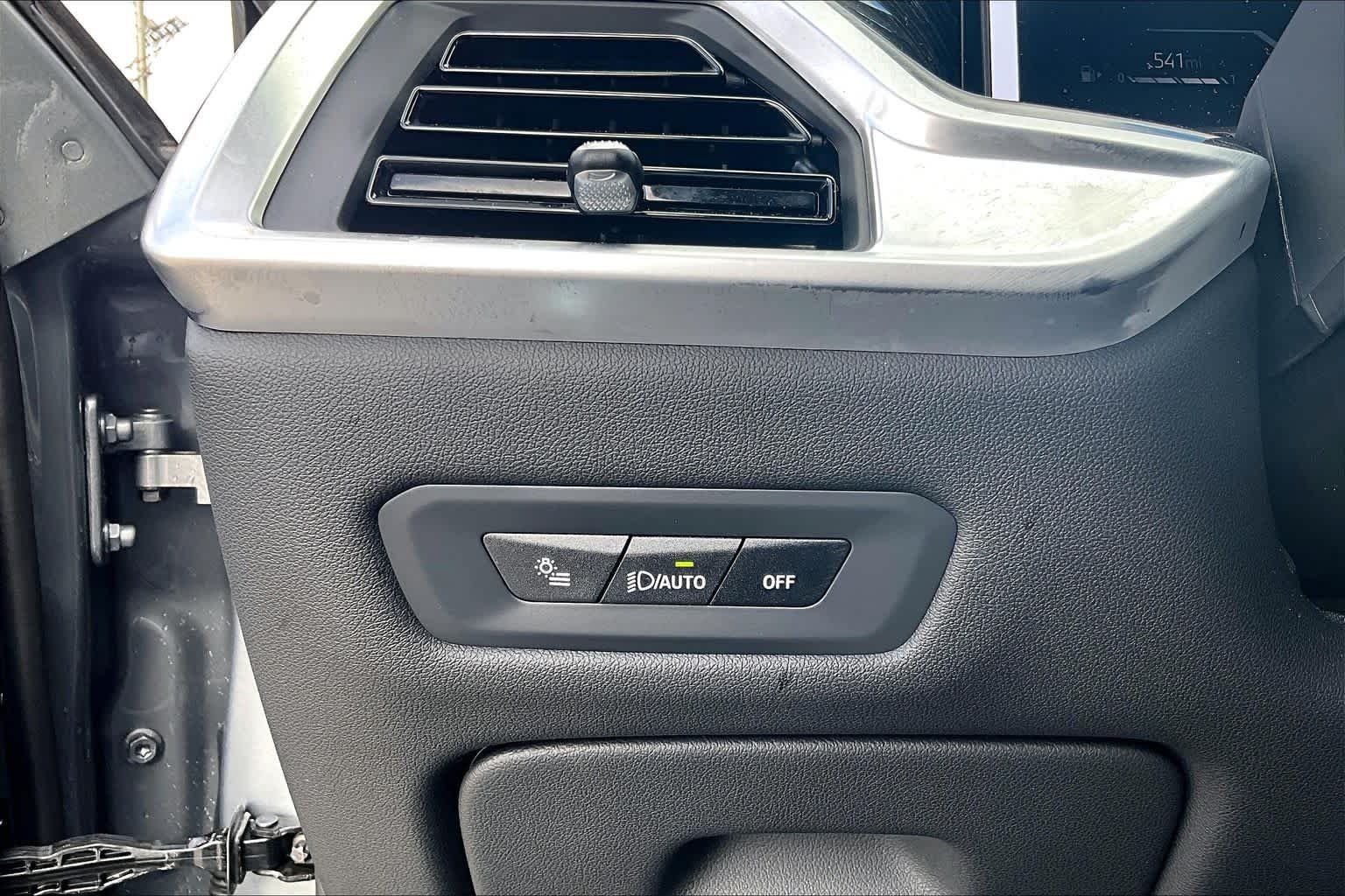 Used 2026 Skyscraper Grey Metallic BMW xDrive40i image 33