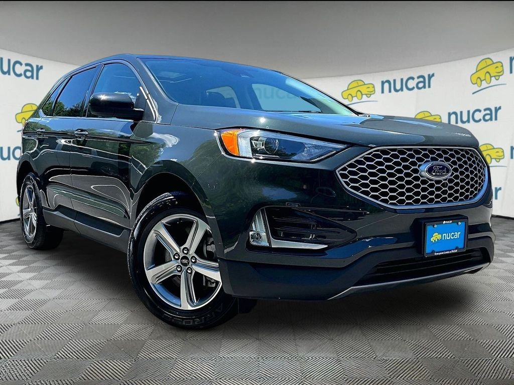 Used 2023 Green Ford SEL image 1
