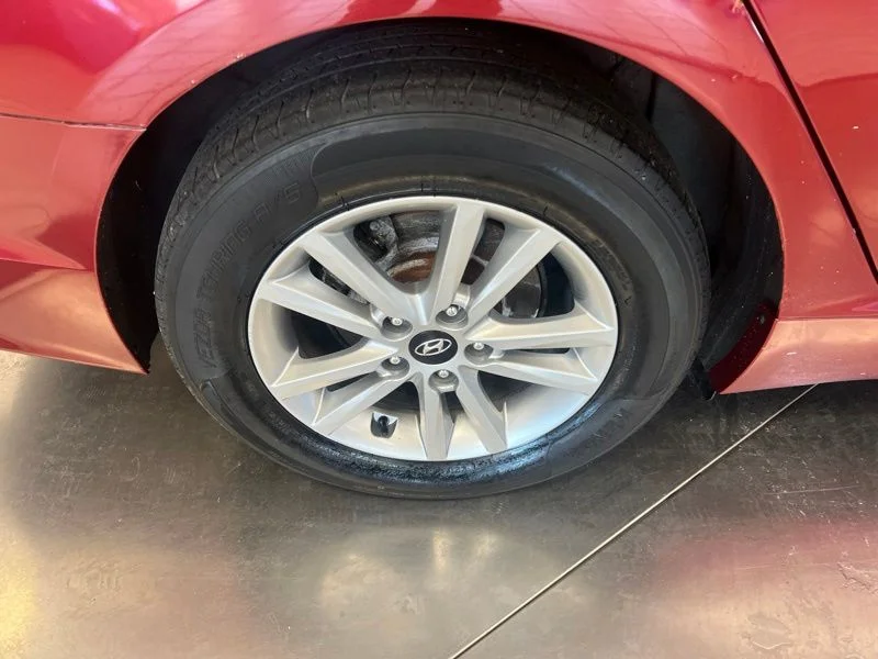 Used 2015 Red Hyundai SE image 9