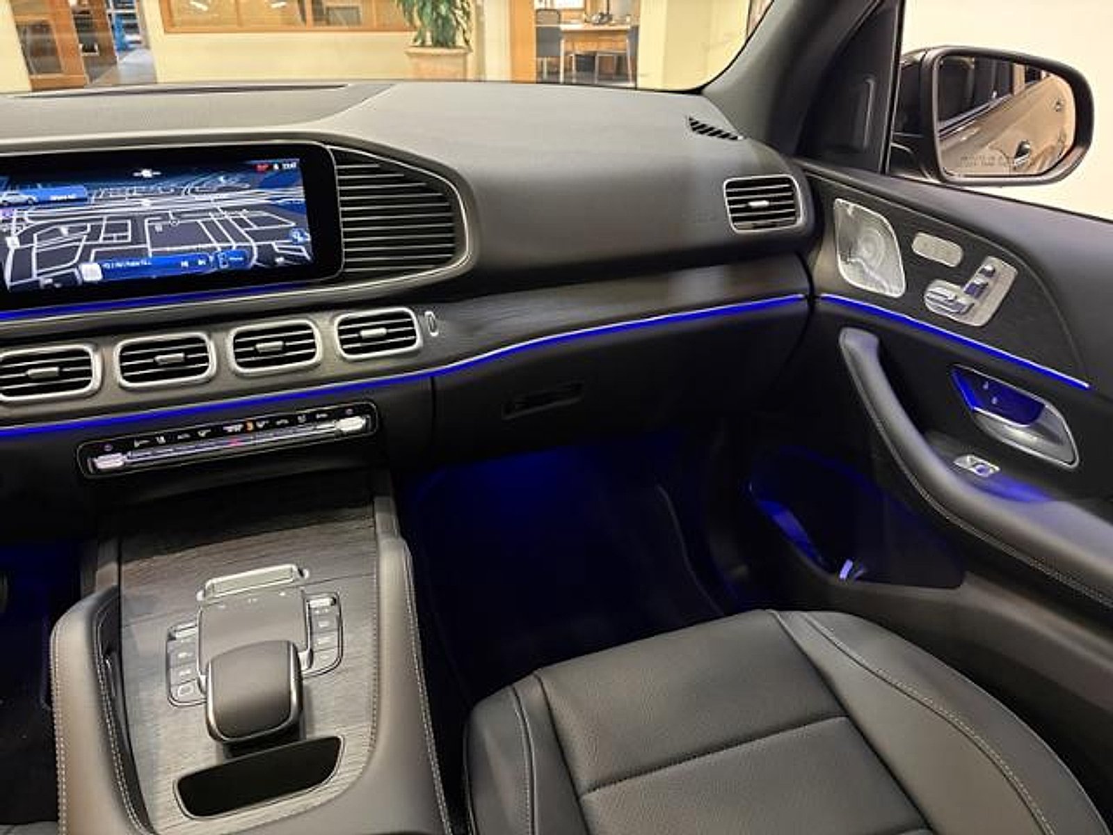 New 2026 MANUFAKTUR Silicon Grey Mercedes-Benz 4MATIC® image 37