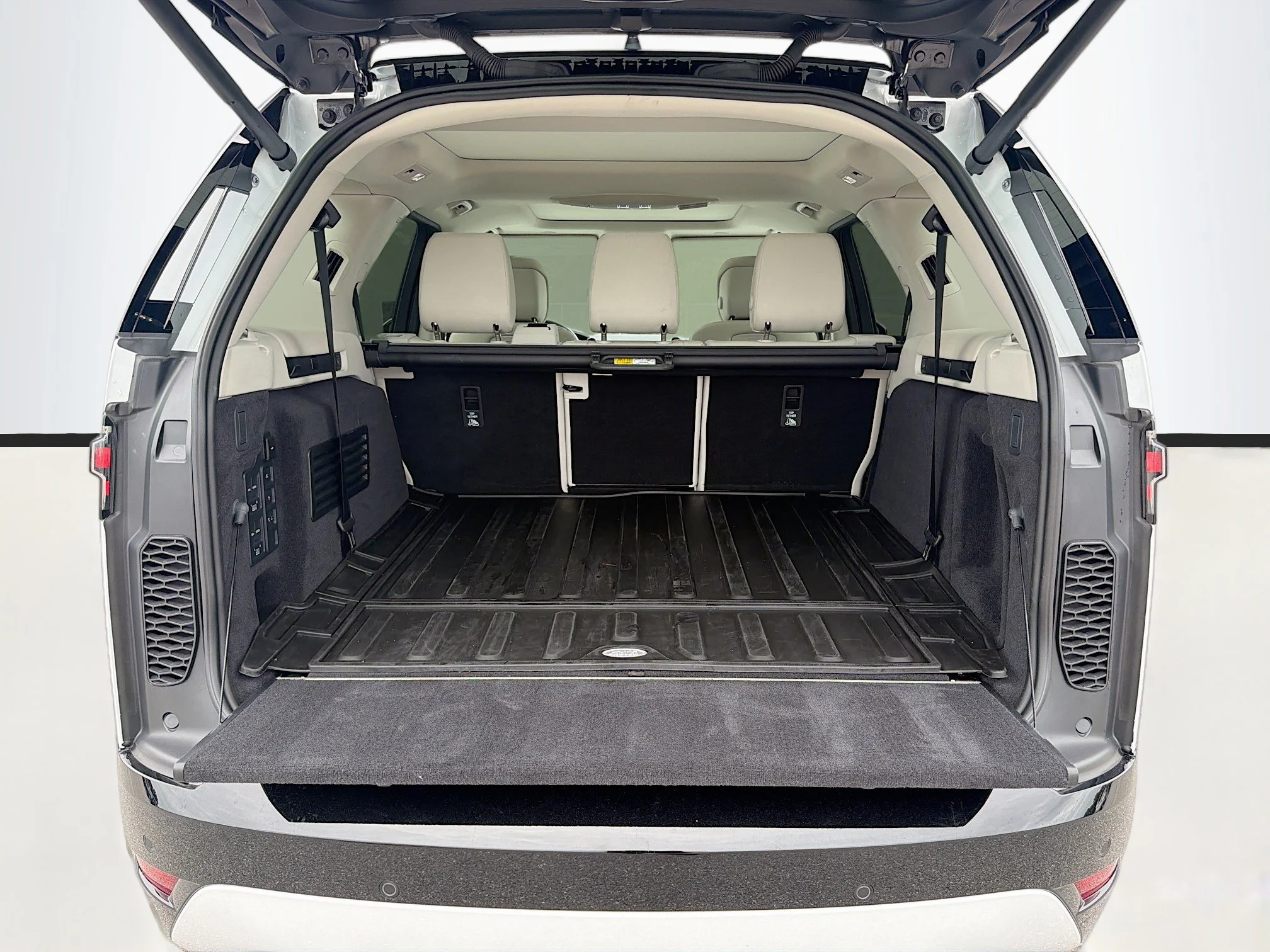 Certified Used 2025 Fuji White Land Rover Dynamic SE image 12