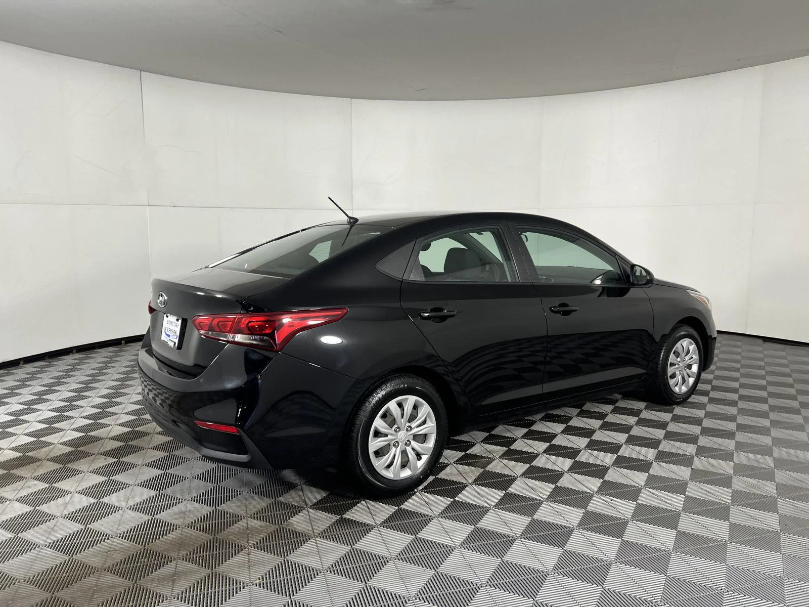 Used 2022 Absolute Black Hyundai SE image 9