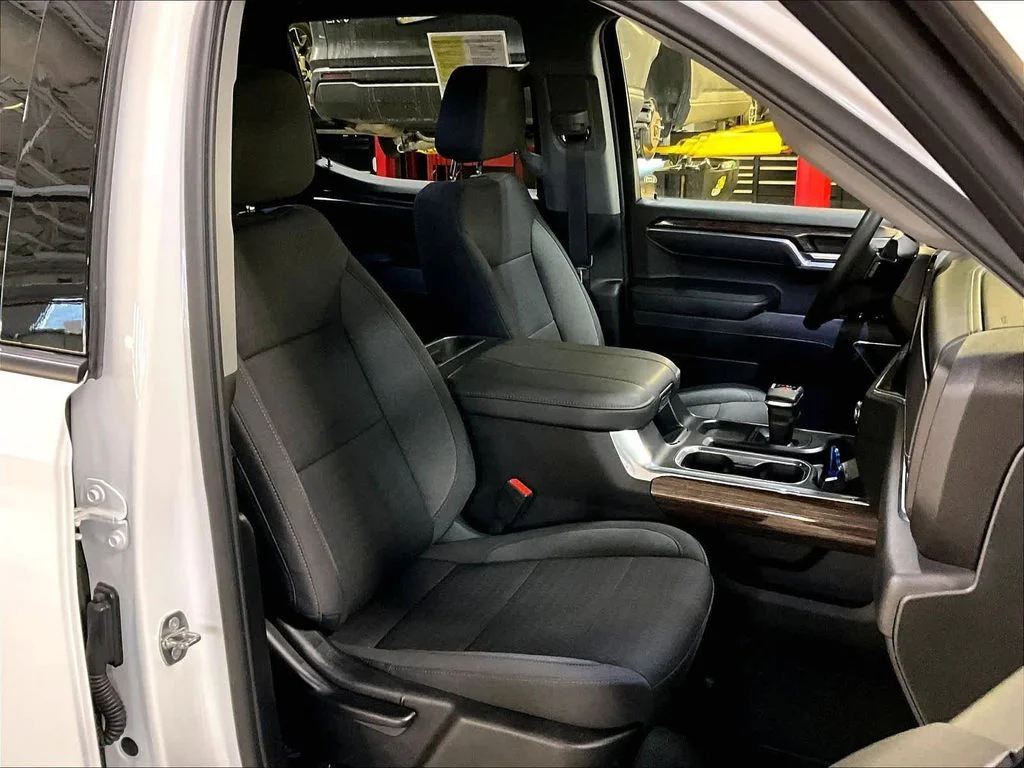 Used 2023 White GMC Elevation image 11
