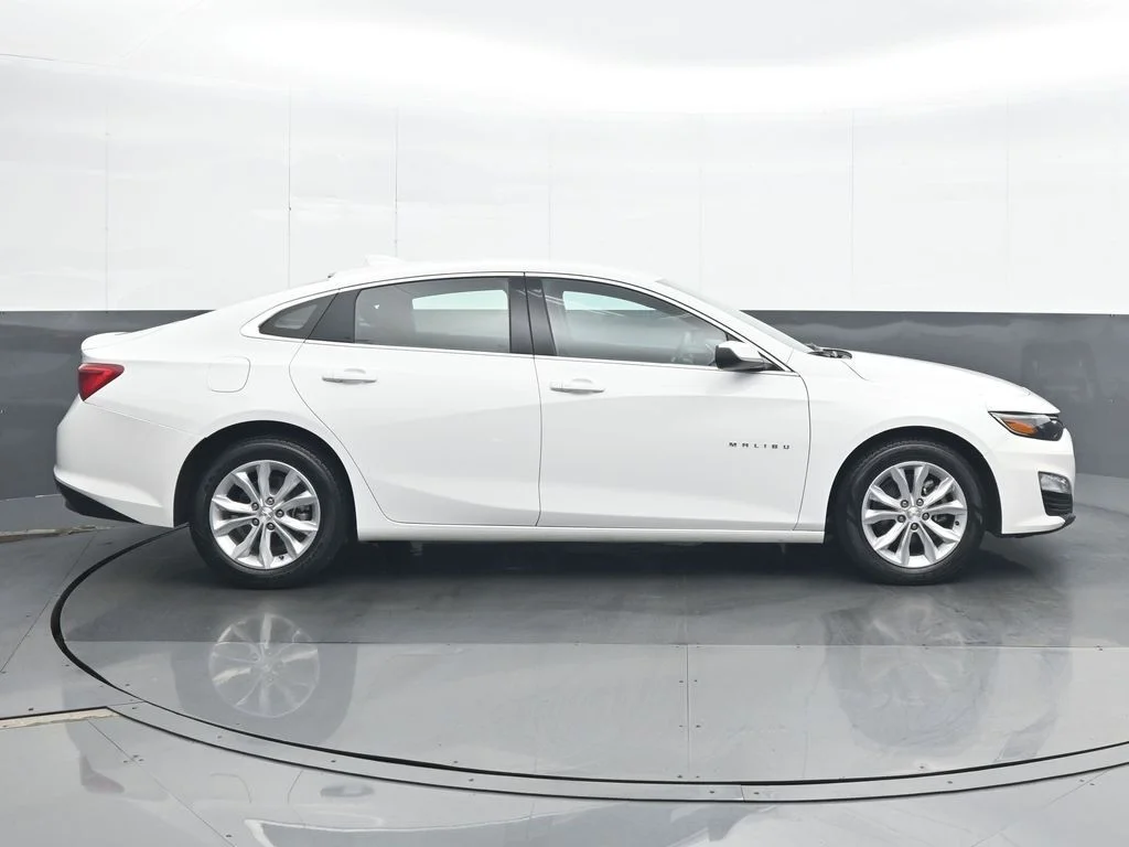 Used 2025 White Chevrolet LT image 7