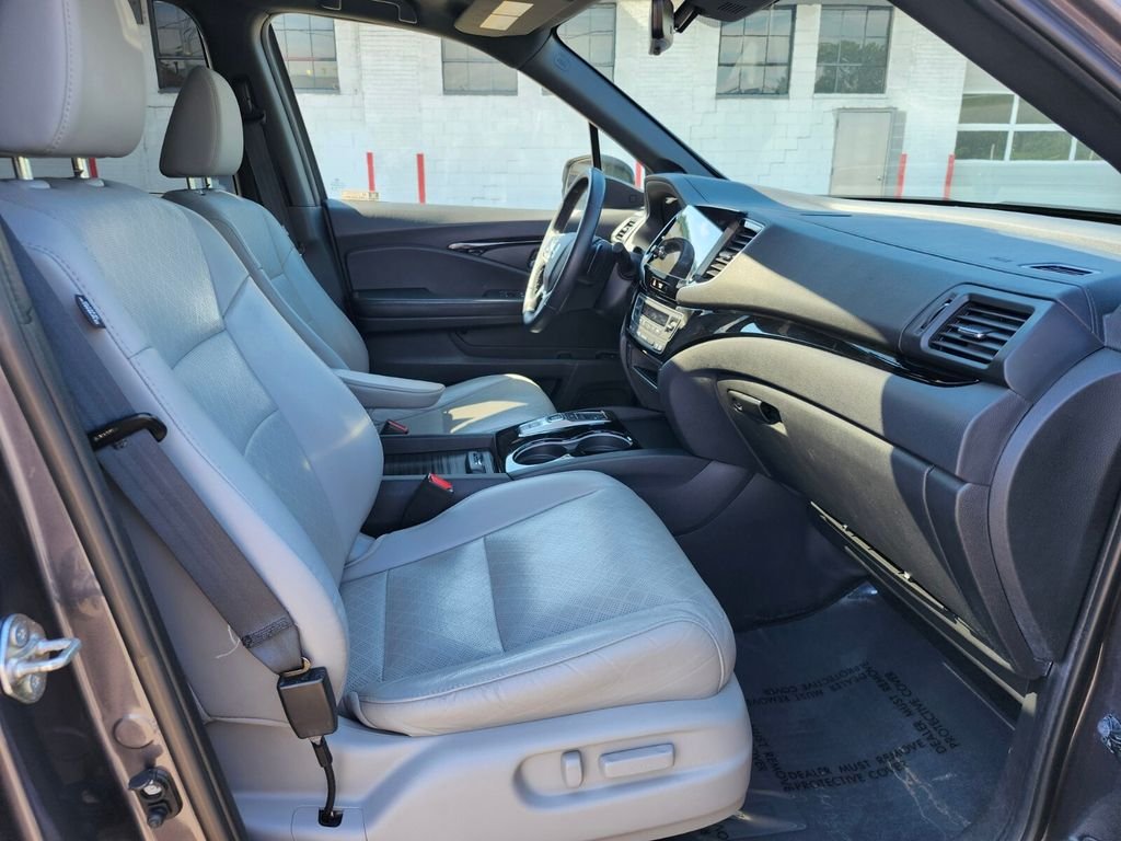 Used 2019  Honda Touring image 12