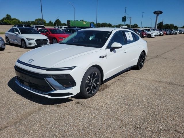 Used 2025 White Hyundai SEL image 18
