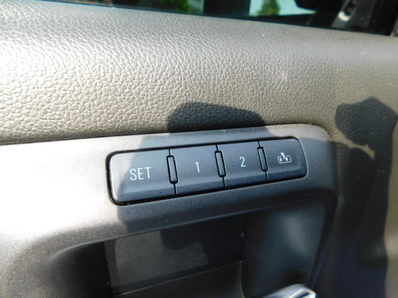 Used 2016 White GMC 4WD Crew Cab 143.5 in SLT image 27