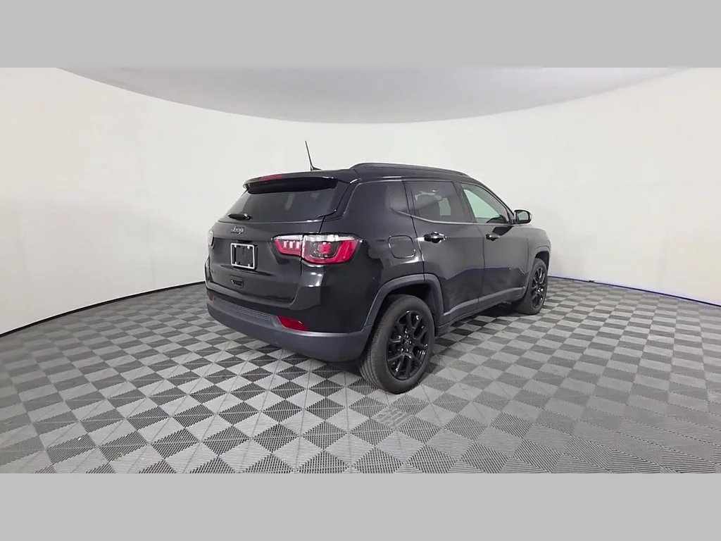 New 2026 Diamond Black Crystal Pearl-Coat Exterior Paint Jeep Latitude Altitude image 27