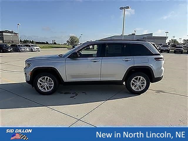 New 2026 Silver Zynith Jeep Laredo image 2