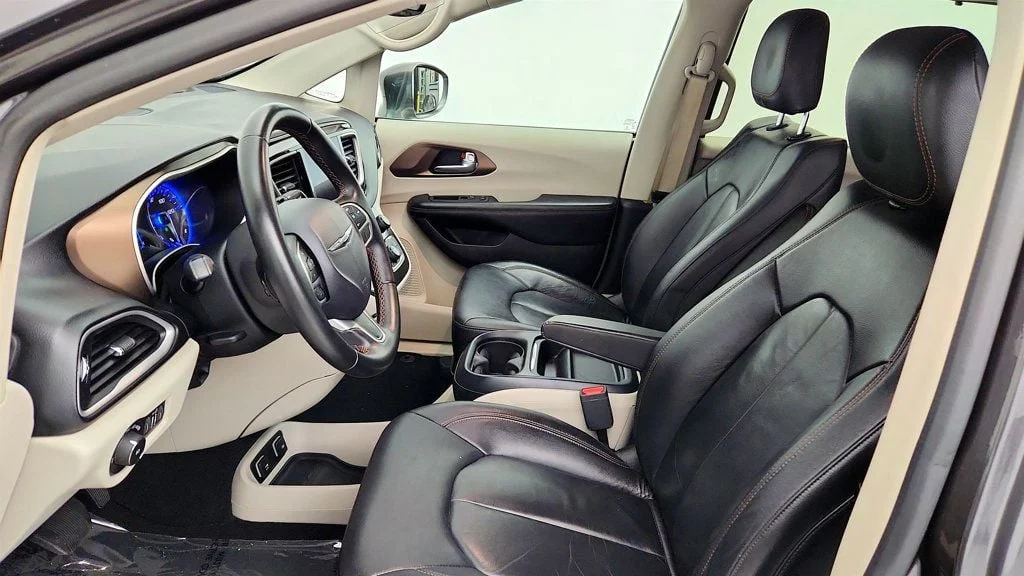 Used 2017 Granite Crystal Metallic Clearcoat Chrysler Touring-L 4dr Wagon 8-Seater w/ SafetyTec & Uconnect 8.4 image 18