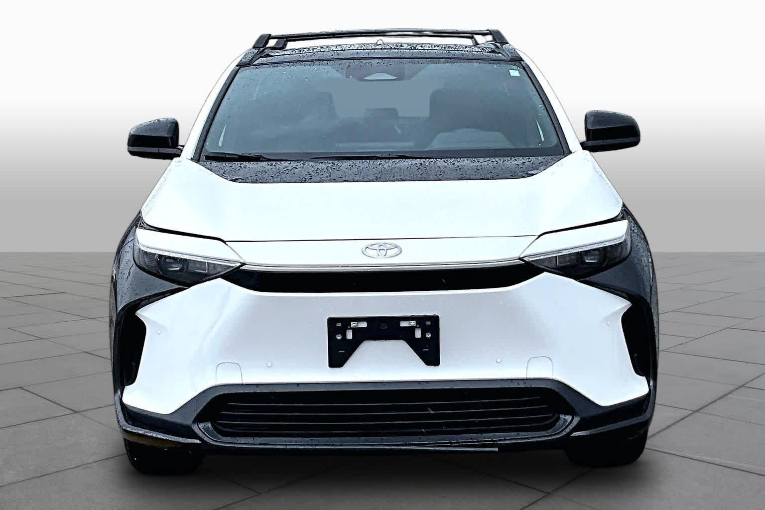 Used 2024 Wind Chill Pearl Toyota XLE image 3