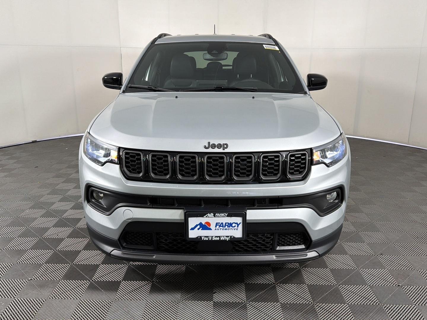 New 2026 Silver Zynith Metallic Clear-Coat Exterior Paint Jeep Latitude Altitude image 3