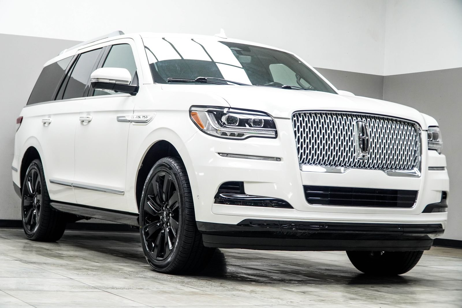 Used 2023 White Lincoln Reserve image 4