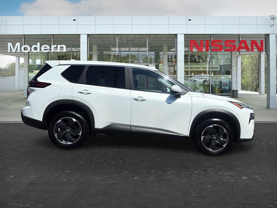 Used 2025 Everest White Pearl Nissan SV image 6
