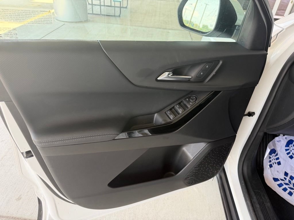 Used 2025 Summit White Chevrolet LT image 17