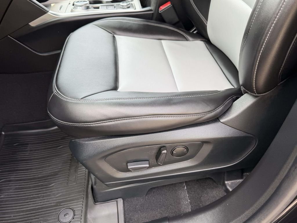 Used 2023 Black Ford XLT image 17