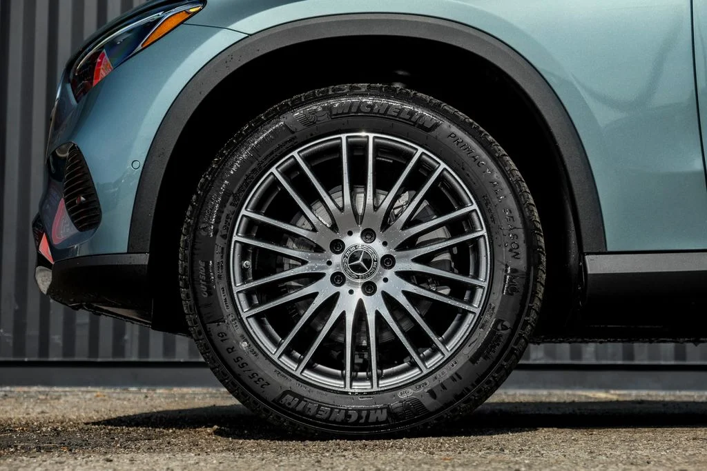 New 2026 Verde Silver Metallic Mercedes-Benz GLC 300 image 4