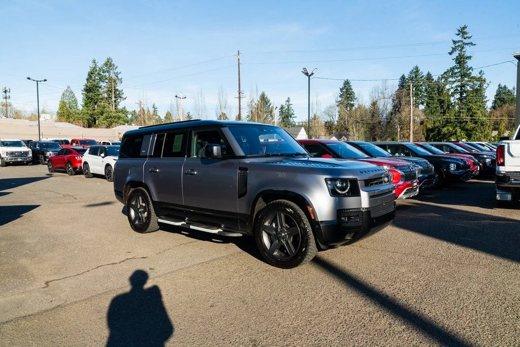 Used 2023  Land Rover X-Dynamic SE image 24