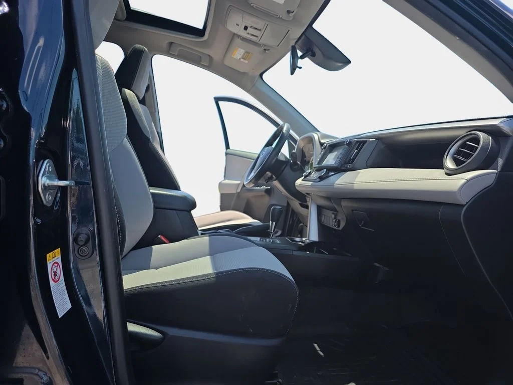 Used 2018 Galactic Aqua Mica Toyota XLE image 19