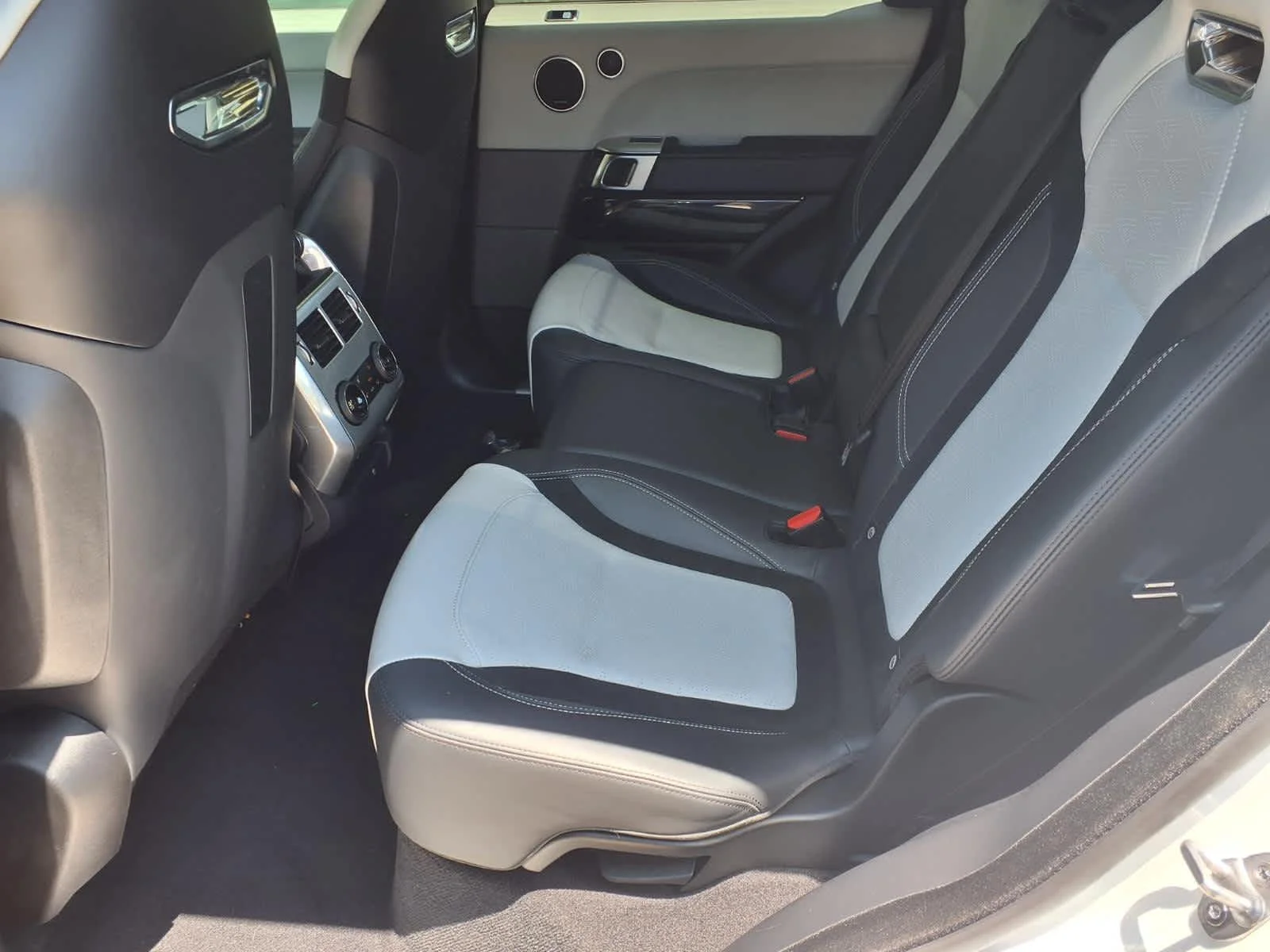Used 2022 Fuji White Land Rover SVR image 23