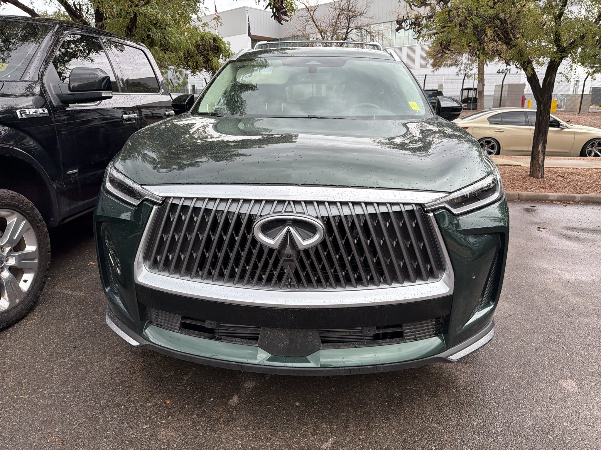 Certified Used 2026 Deep Emerald INFINITI LUXE image 2