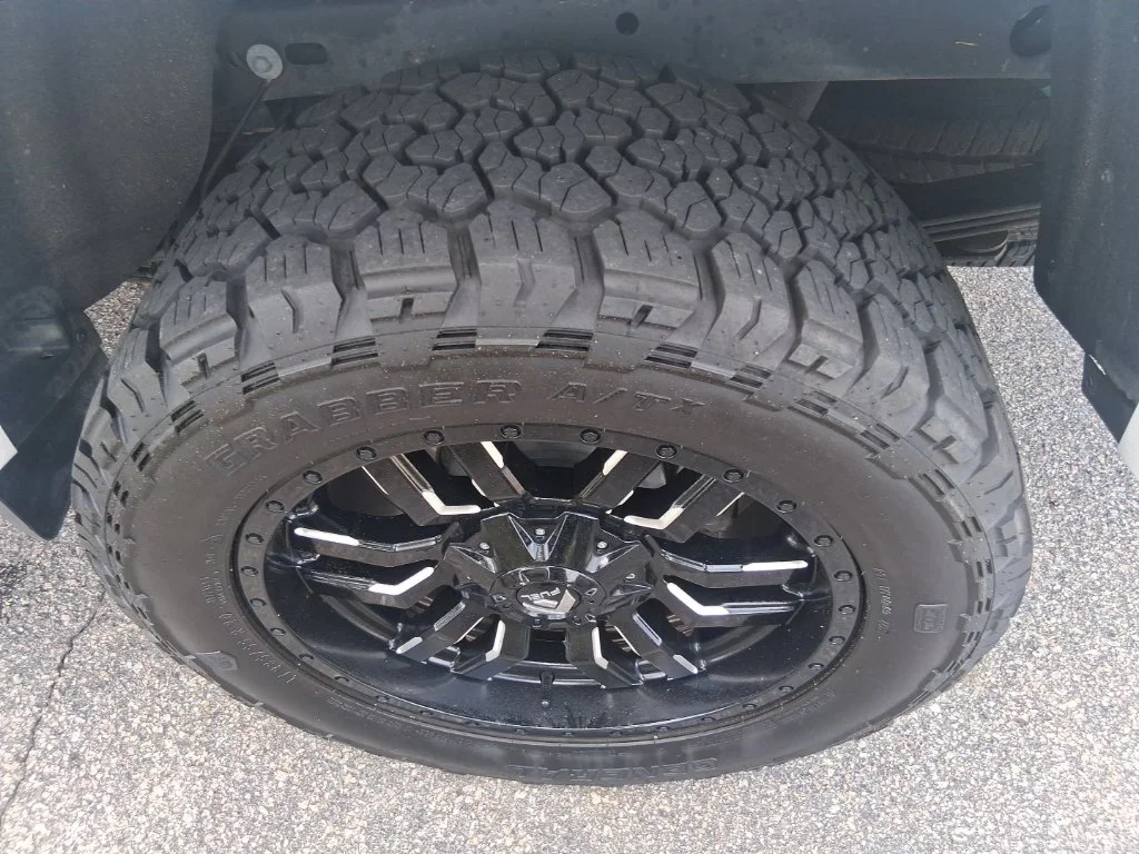 Used 2022 White Chevrolet Z71 image 7