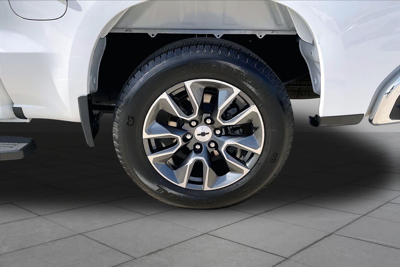 Used 2024 Summit White Chevrolet LT image 11