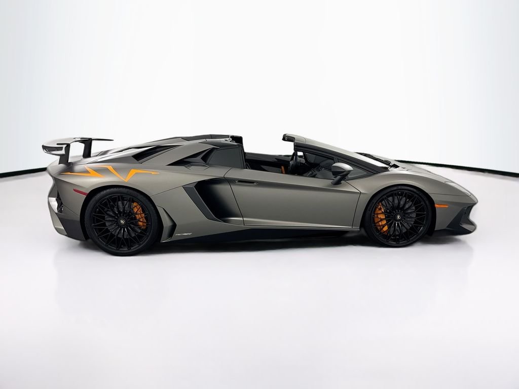 Used 2017  Lamborghini  image 4