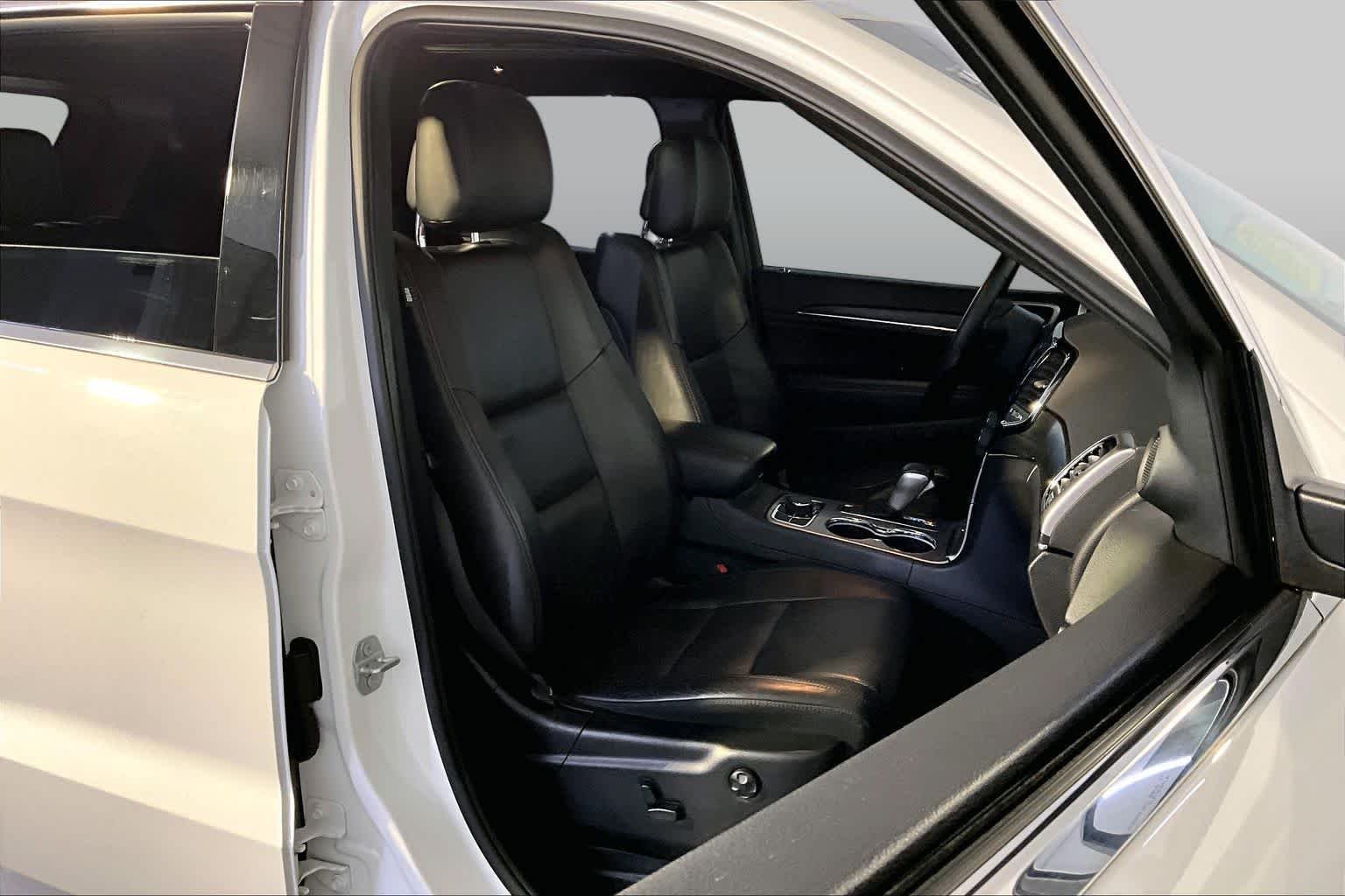 Used 2019 Bright White Clear Coat Jeep Limited image 8