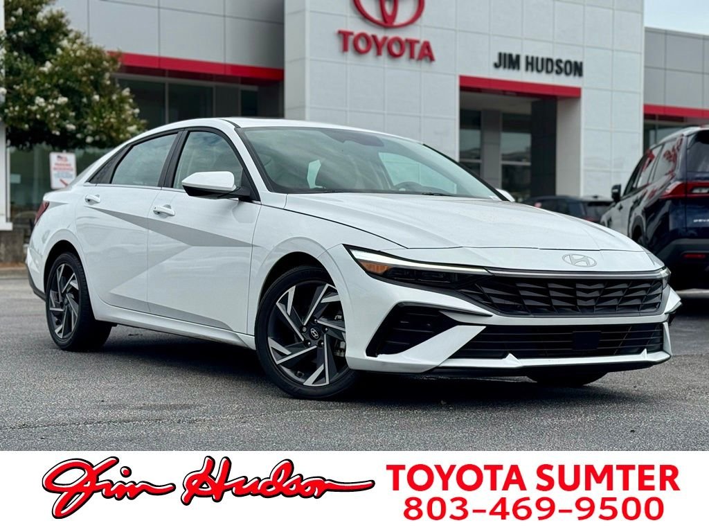 Used 2025 White Hyundai SEL Convenience image 1