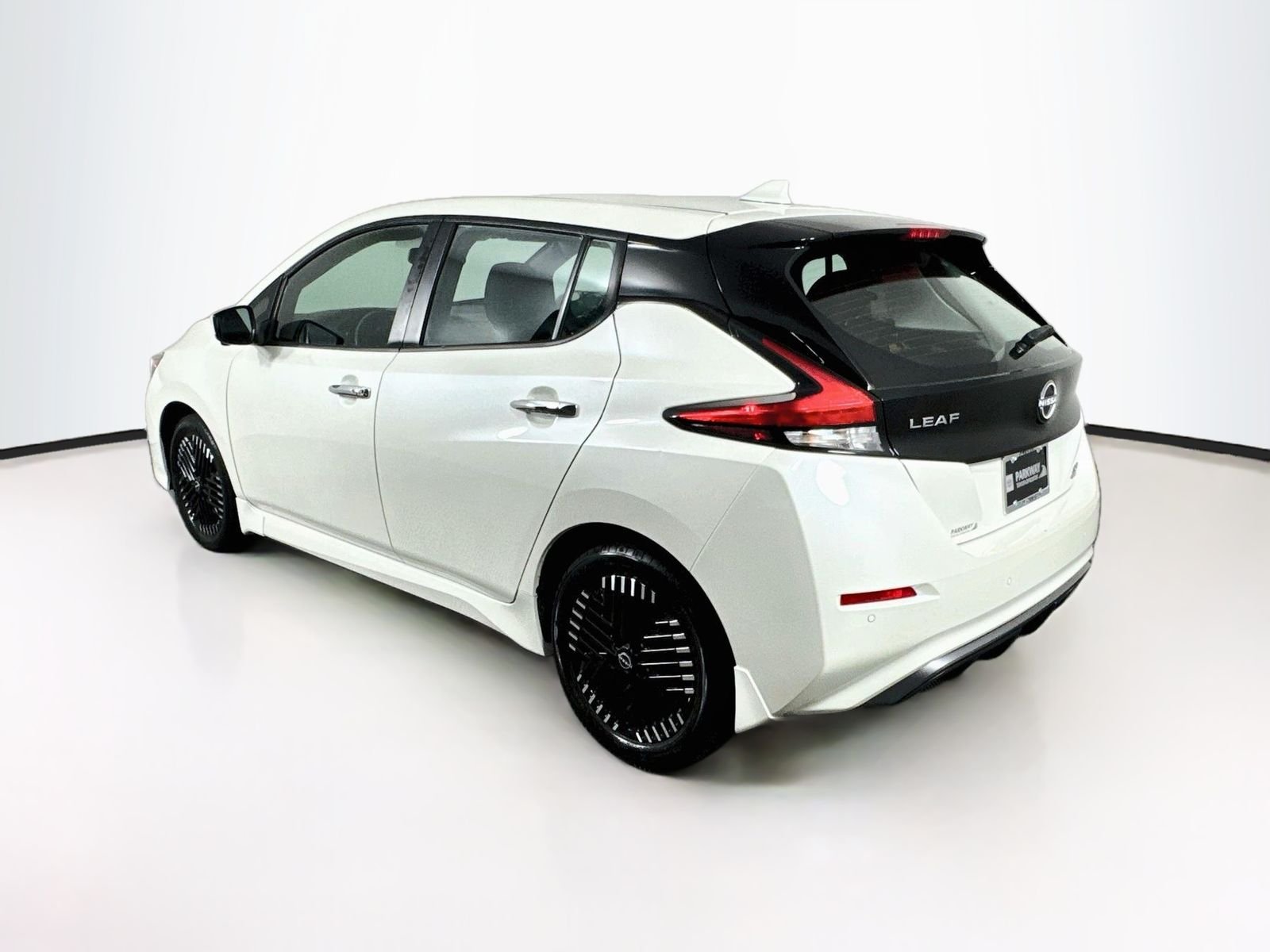 Used 2023 White Nissan SV Plus image 5
