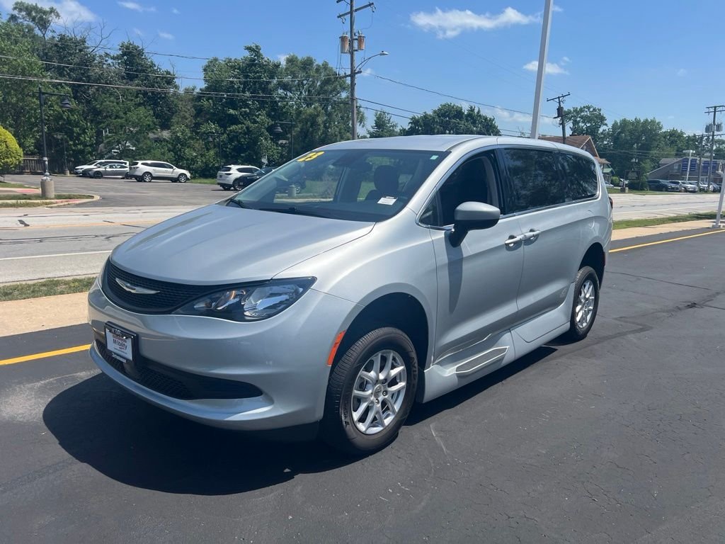 Used 2023 Silver Chrysler LX image 7