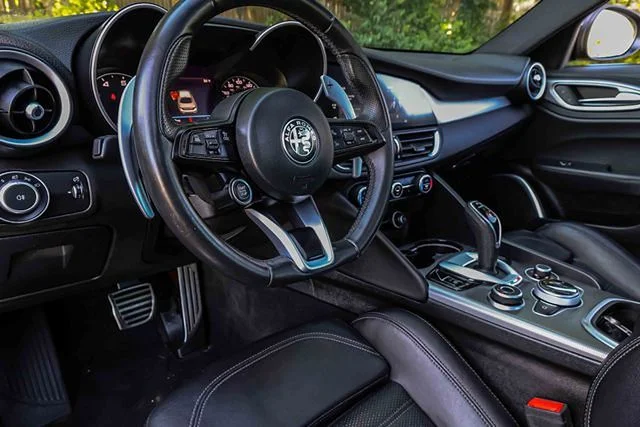 Used 2023  Alfa Romeo Veloce image 7