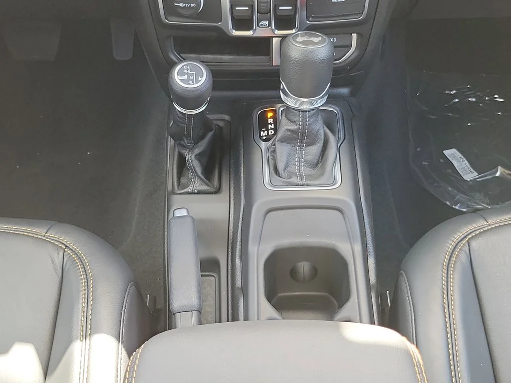 2025 Jeep Wrangler 4-Door Sahara - Photo 16