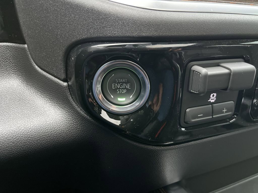 New 2026 Onyx Black GMC Elevation image 17