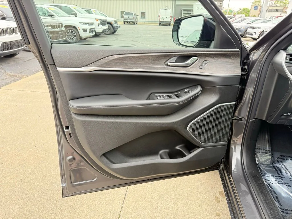 New 2026 Baltic Gray Metallic Clear-Coat Exterior Paint Jeep Limited image 13