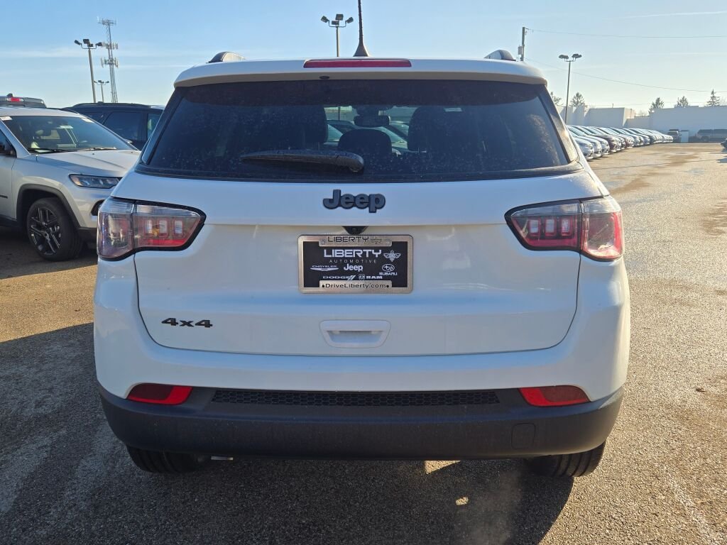 New 2026 Bright White Clear-Coat Exterior Paint Jeep Latitude image 13
