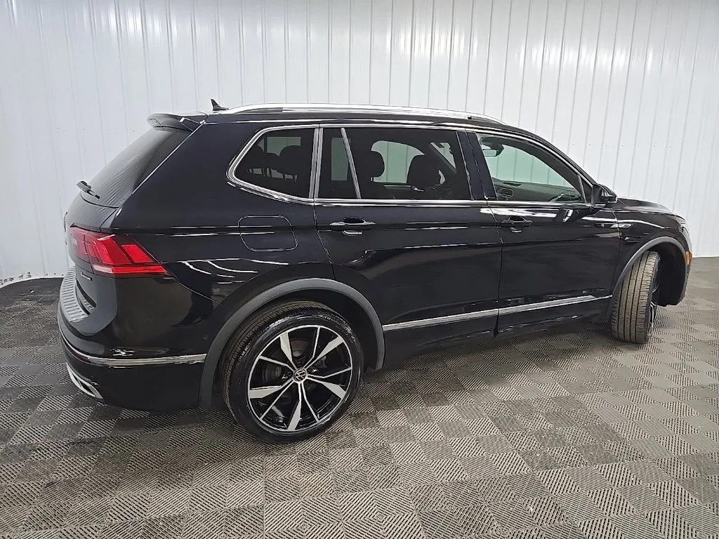 Used 2024 Black Volkswagen 2.0T SEL R-Line image 3