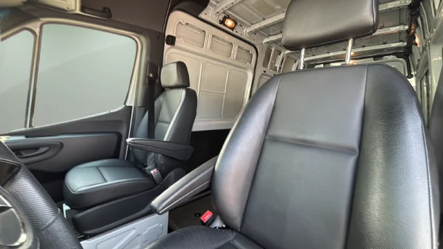 Used 2025  Mercedes-Benz NA image 20