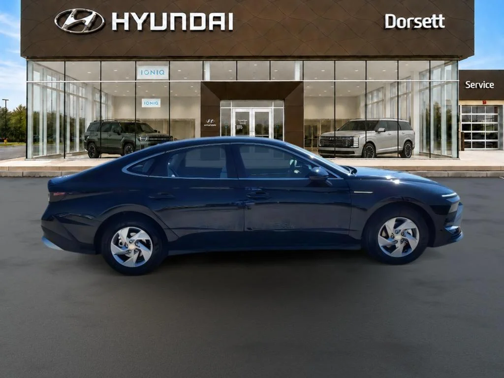 New 2026 Abyss Black Hyundai SE image 5