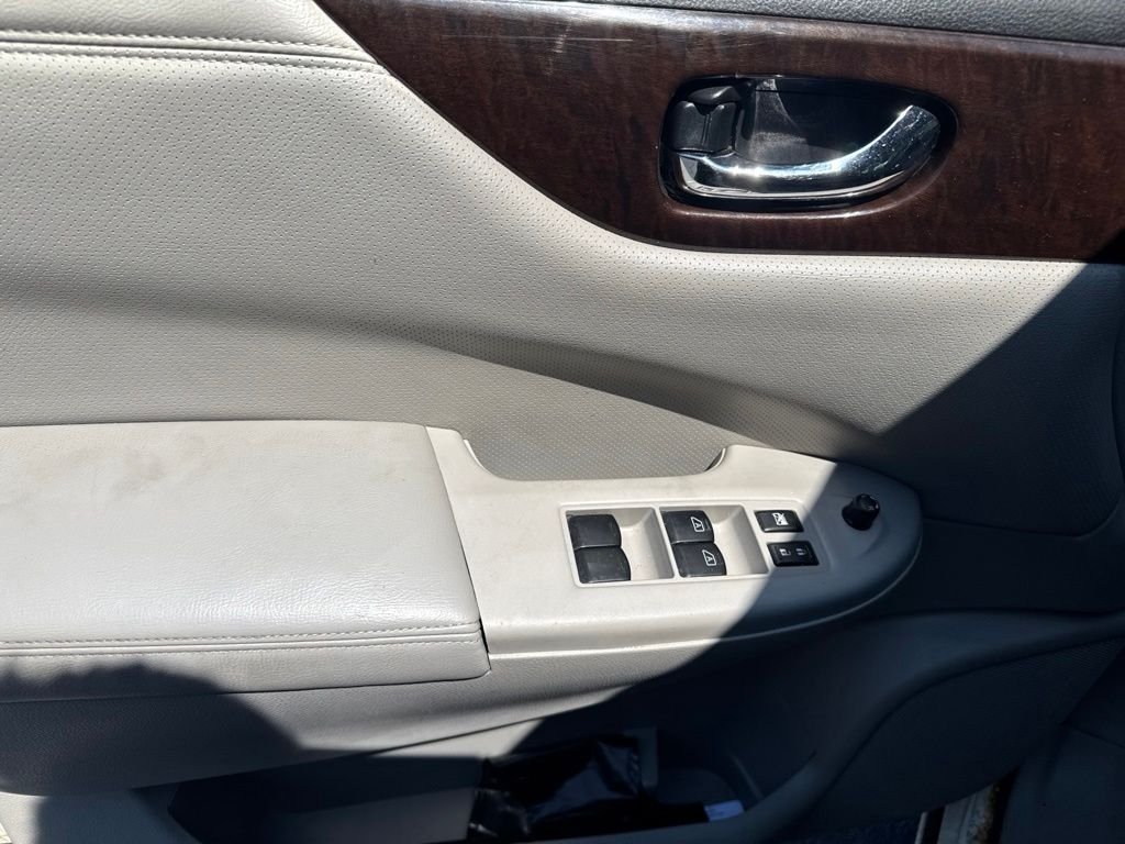 Used 2014 White Pearl Nissan 3.5 SV image 14